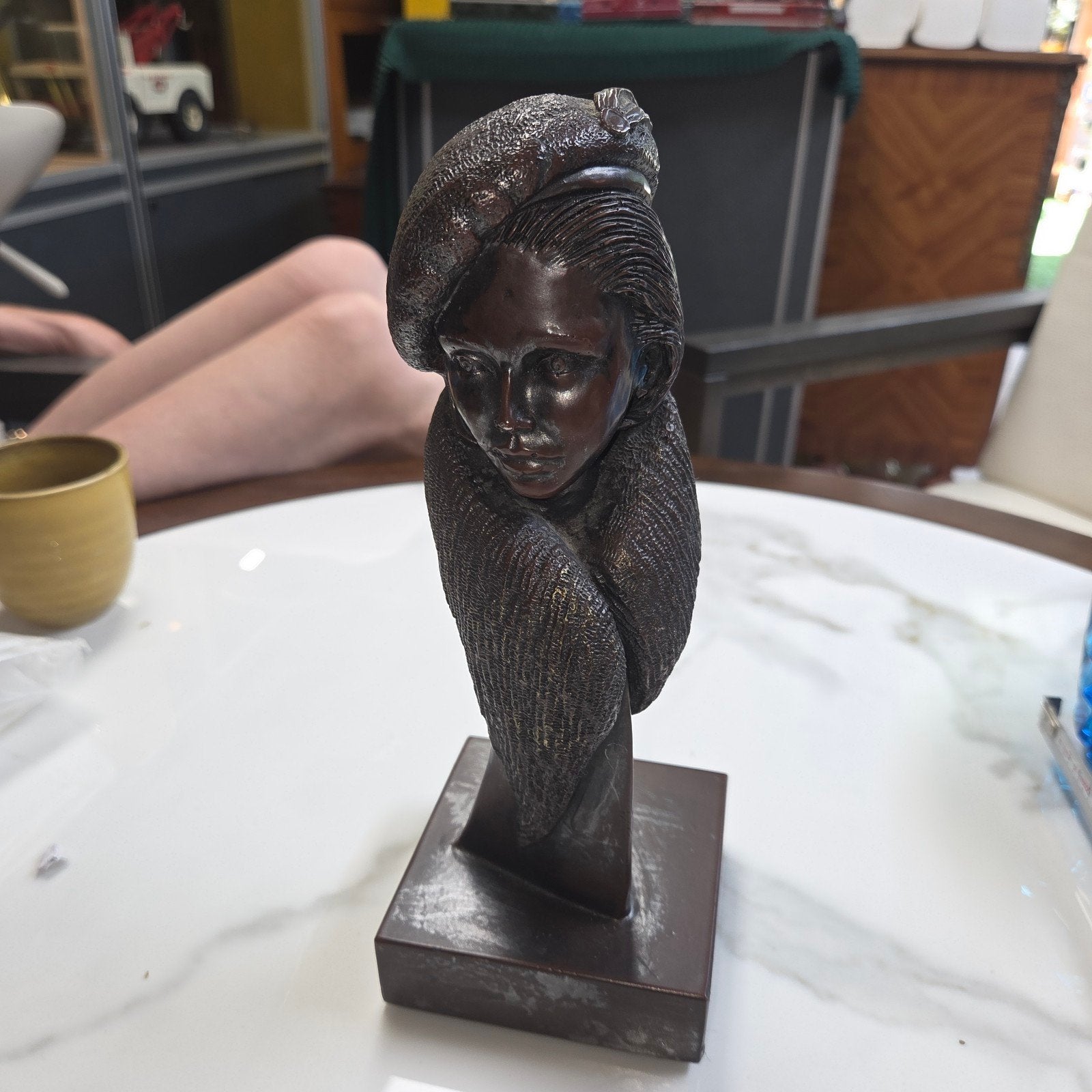 Art Deco Buste Dame met Cloche Hoed en Bontjas - Jaren '20, Geglazuurd, Art deco, Buste, Ophalen of Verzenden