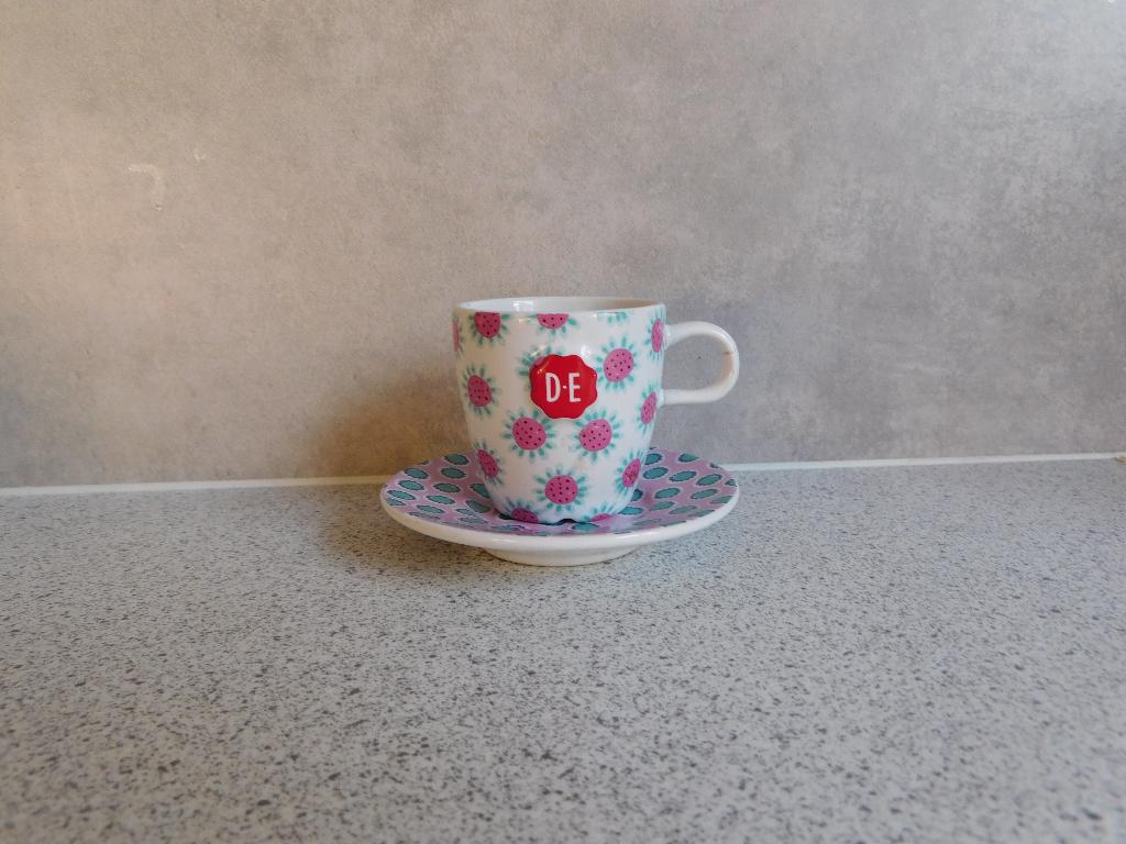 Kop en schotel Kinderservies Douwe Egberts, Gebruikt, Ophalen of Verzenden, Overige stijlen, Kop(pen) en/of Schotel(s)