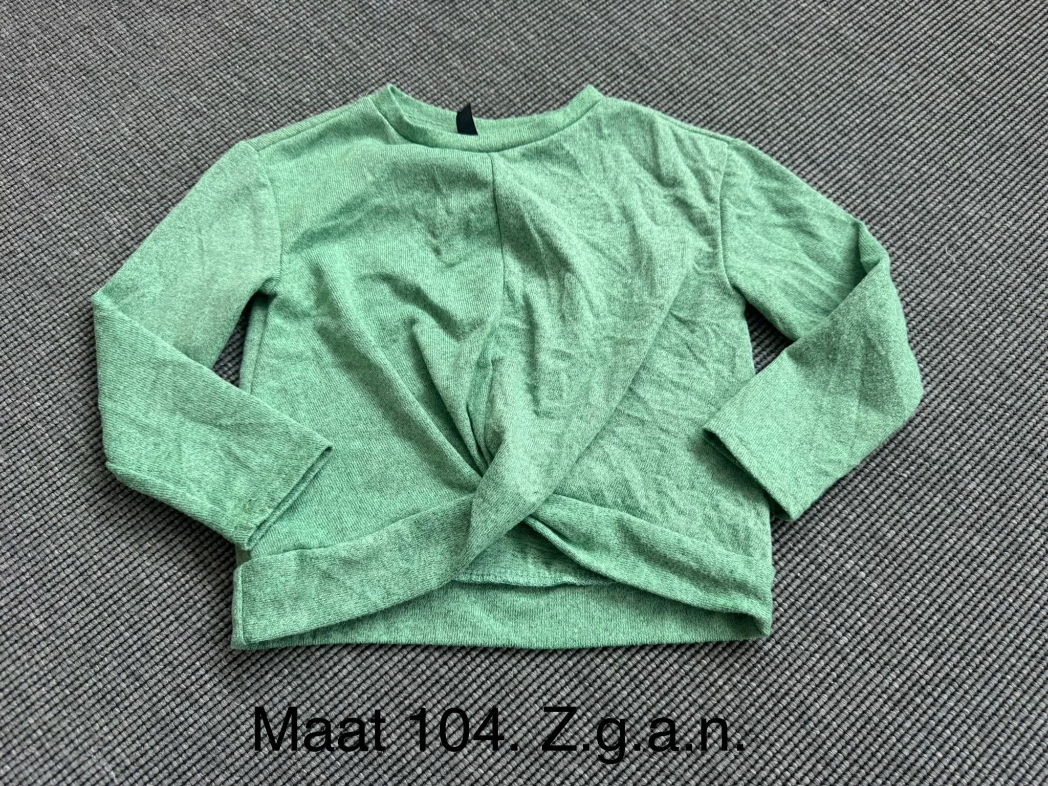 Groene trui met knoopdetail - Maat 104, Kinderen en Baby's, Ophalen of Verzenden, Zo goed als nieuw, Meisje, Trui of Vest