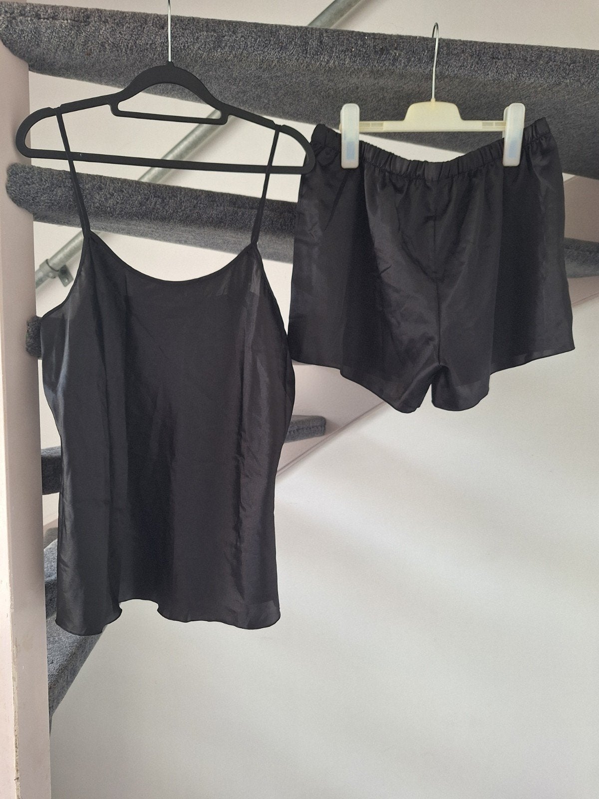 Zwart satijnen pyjama setje - Maat XL, Kleding | Dames, Pyjama's, Zo goed als nieuw, Maat 46/48 (XL) of groter, Ophalen of Verzenden