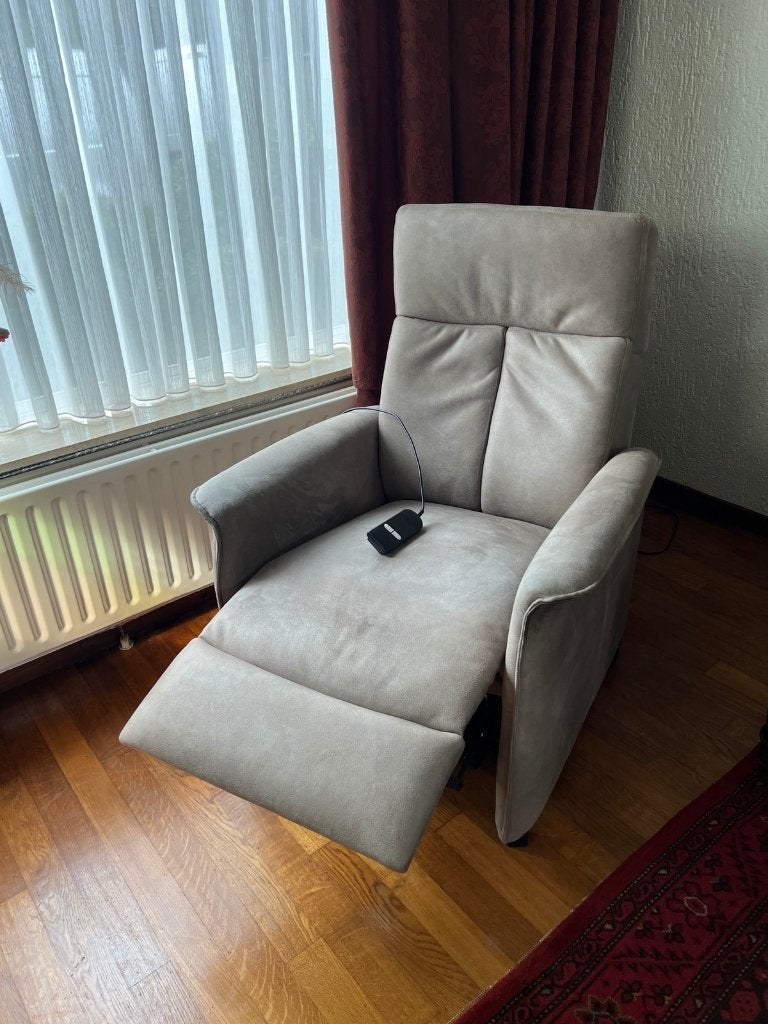 Relaxfauteuil , 1 motorig met sta-op, Ophalen, Zo goed als nieuw, Leer, 50 tot 75 cm
