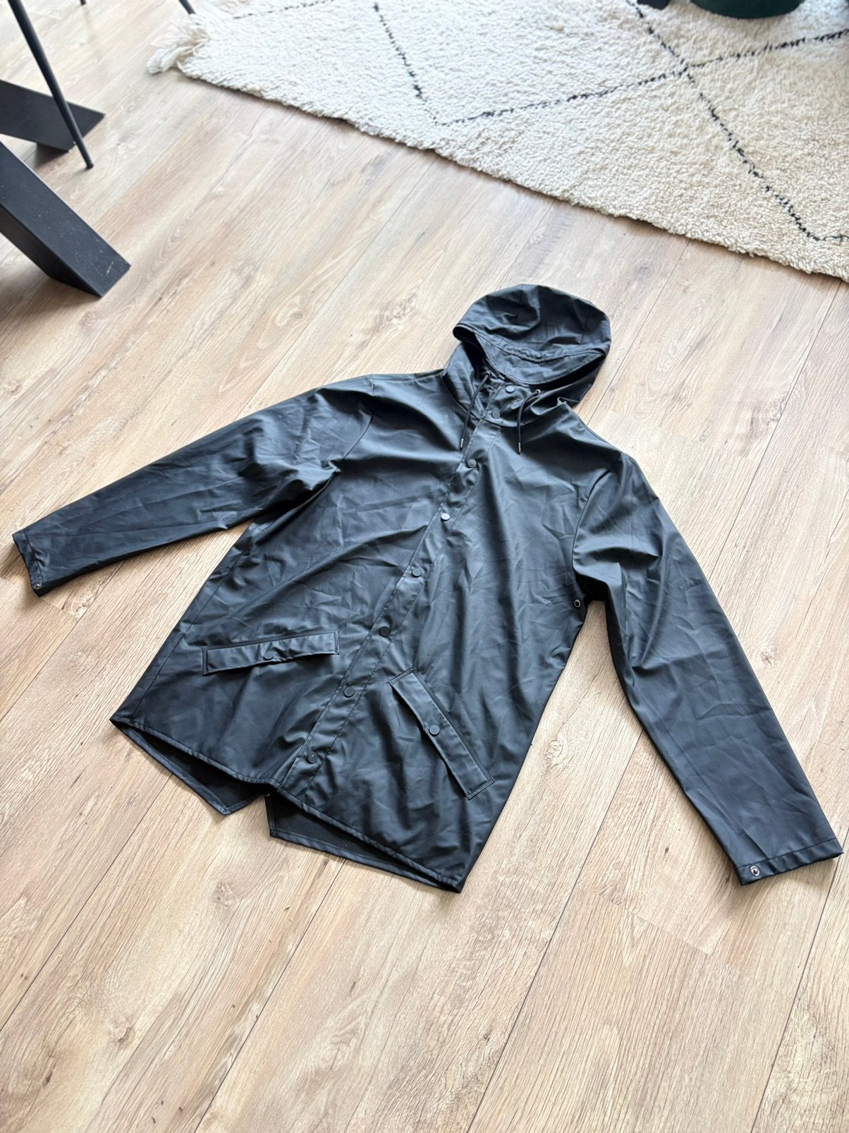 RAINS zwarte regenjas, Ophalen of Verzenden, Zo goed als nieuw, Maat 48/50 (M), Zwart
