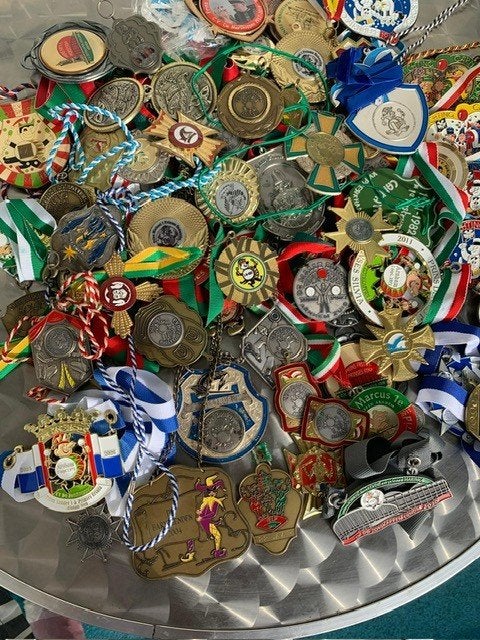 Carnavalsonderscheidingen, Postzegels en Munten, Ophalen of Verzenden, Overige materialen