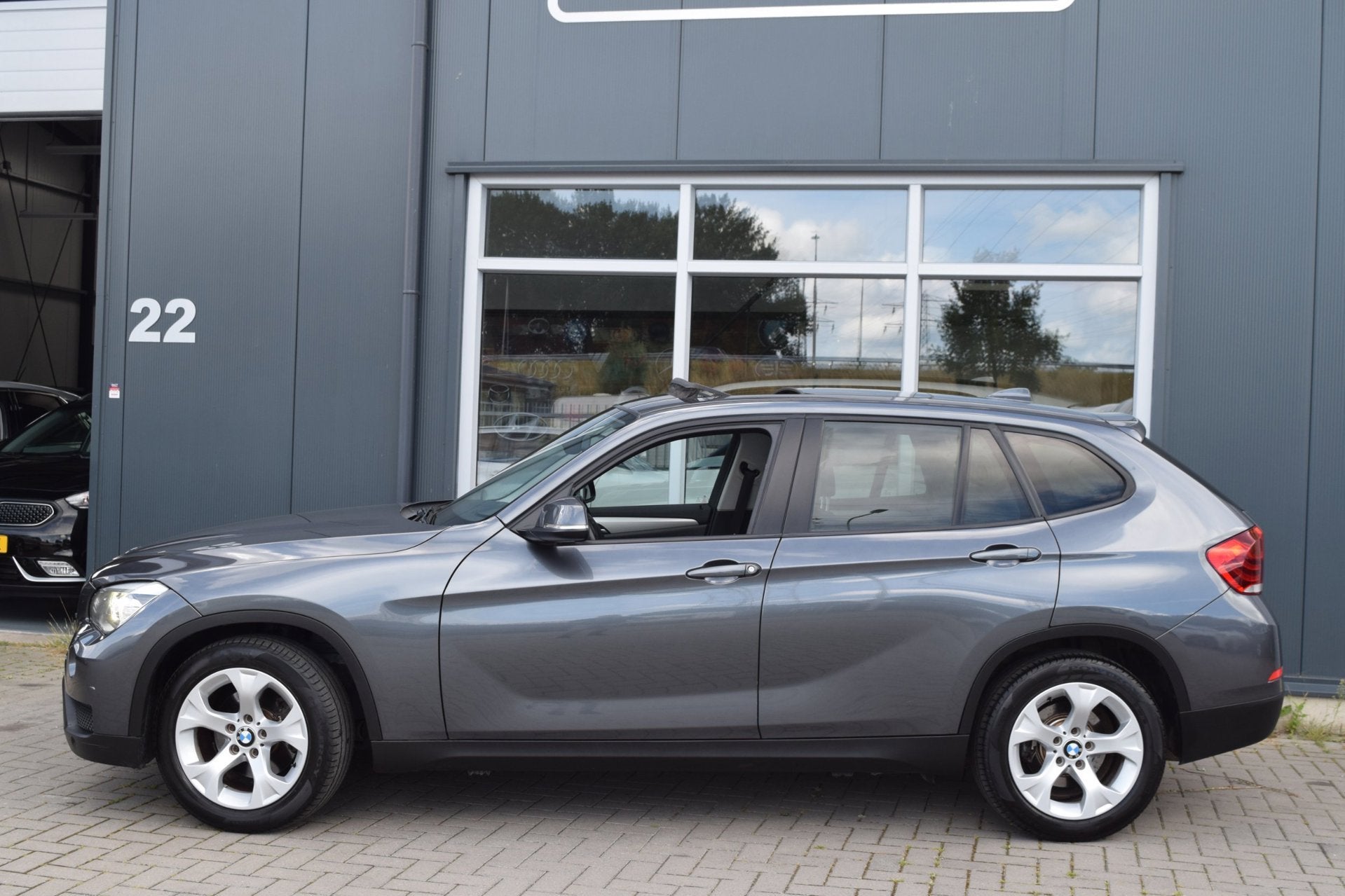 BMW X1 XDrive20i High Executive | Automaat | Pano | APK 8-20, Auto's, Stof, Gebruikt, 4 cilinders, 2000 kg