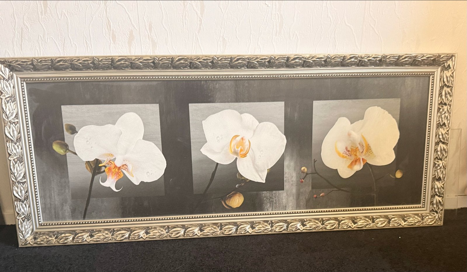 Langwerpig schilderij met orchideeën in zilverkleurige lijst, Realistisch, Overige ondergronden, Print, Ingelijst