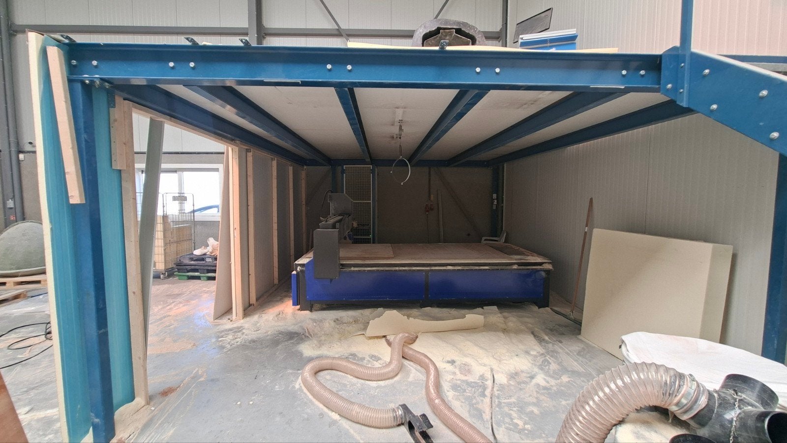 Robuuste entresolvloer met trap en balustrade, Ophalen