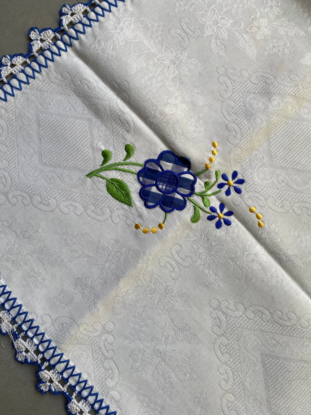 Vintage wit jaquard tafelkleed met blauw gehaakte rand, Verzenden