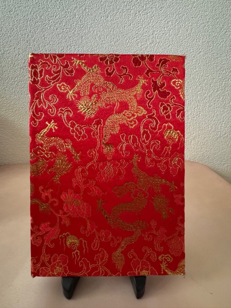Notitieboek met rode brokaat kaft gouden draken gelinieerd, A5, Onbekend, Ophalen of Verzenden, Zo goed als nieuw