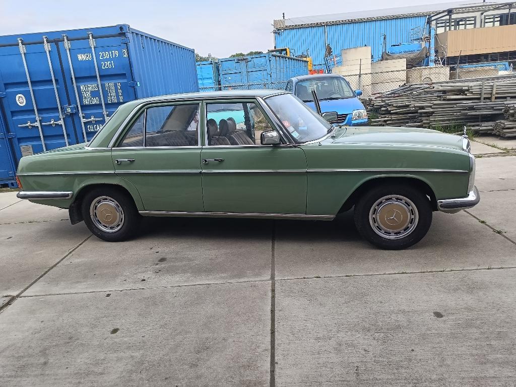 mercedes 240 D w115 1975!!!, Auto's, Oldtimers, Particulier, Mercedes-Benz, Diesel, Sedan, Handgeschakeld, Beige, Kunstmatig leder