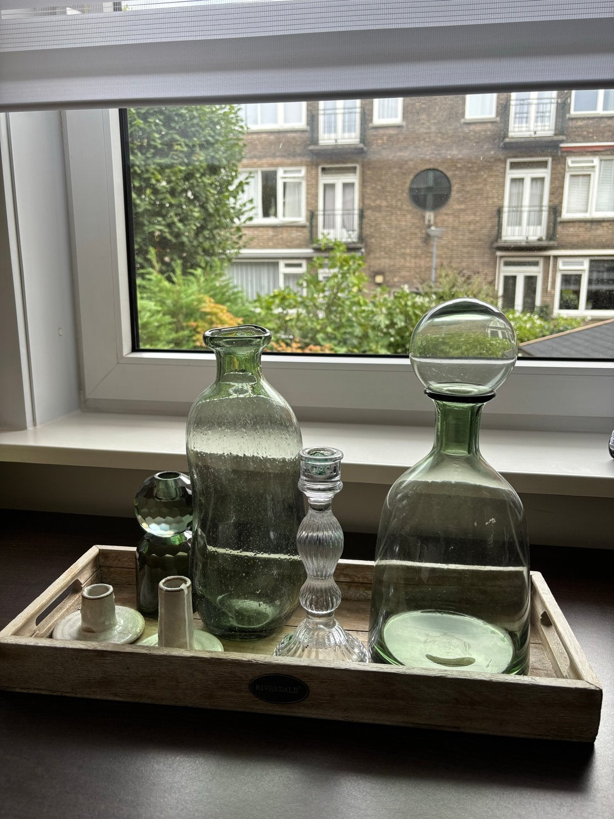 Decoratieve set: glazen flessen en kandelaars op dienblad, Ophalen, Kandelaar, Groen, Glas