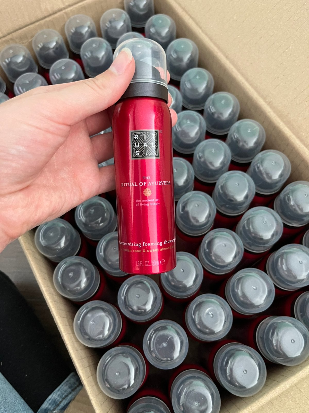 Doos met 60 rituals showerfoam 50ml - nieuw, Ophalen of Verzenden, Nieuw, Bad & Douche
