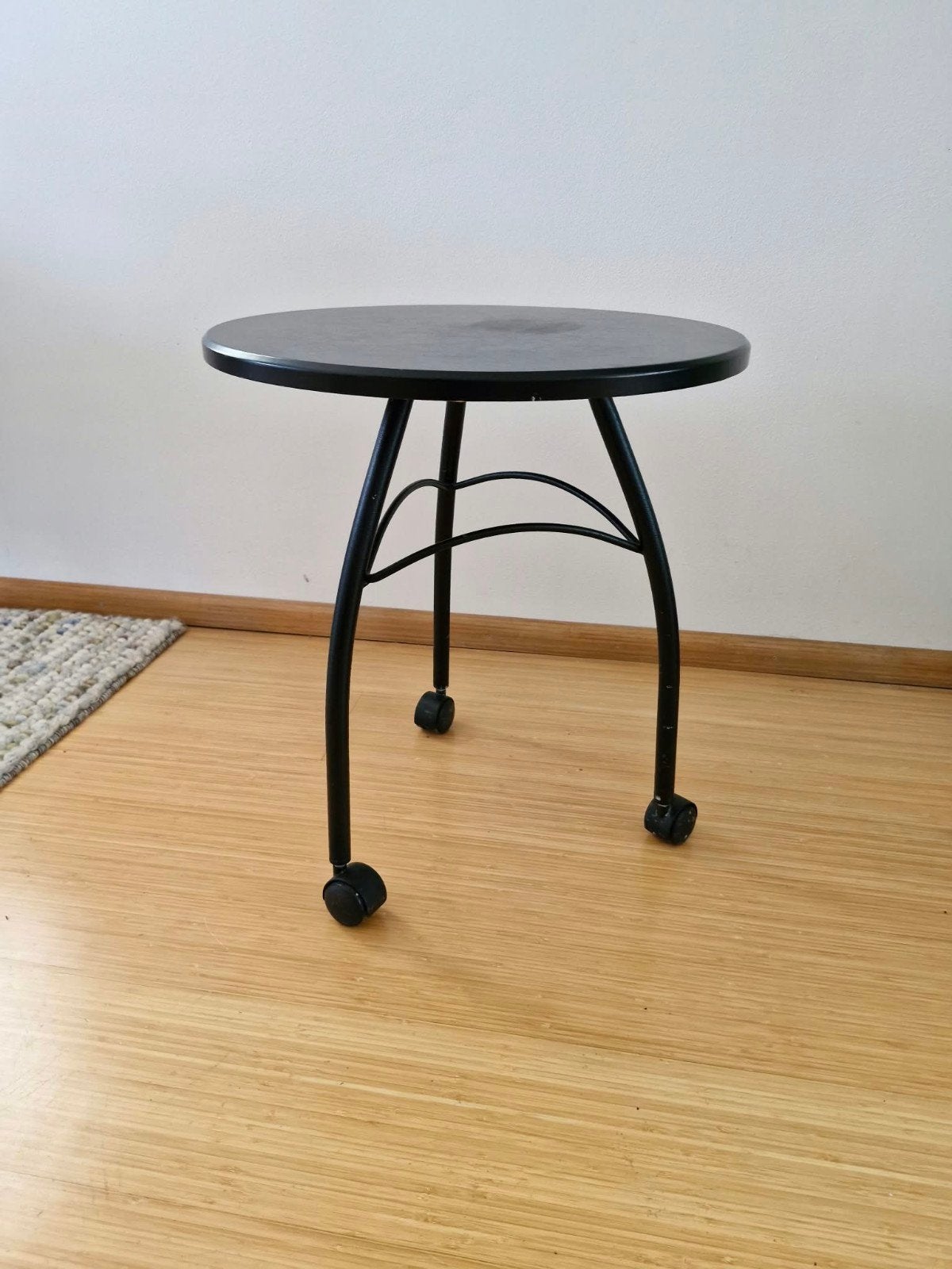 Zwart bijzettafeltje op wieltjes, diameter 50 cm, Minder dan 55 cm, Gebruikt, Metaal of Aluminium, Rond