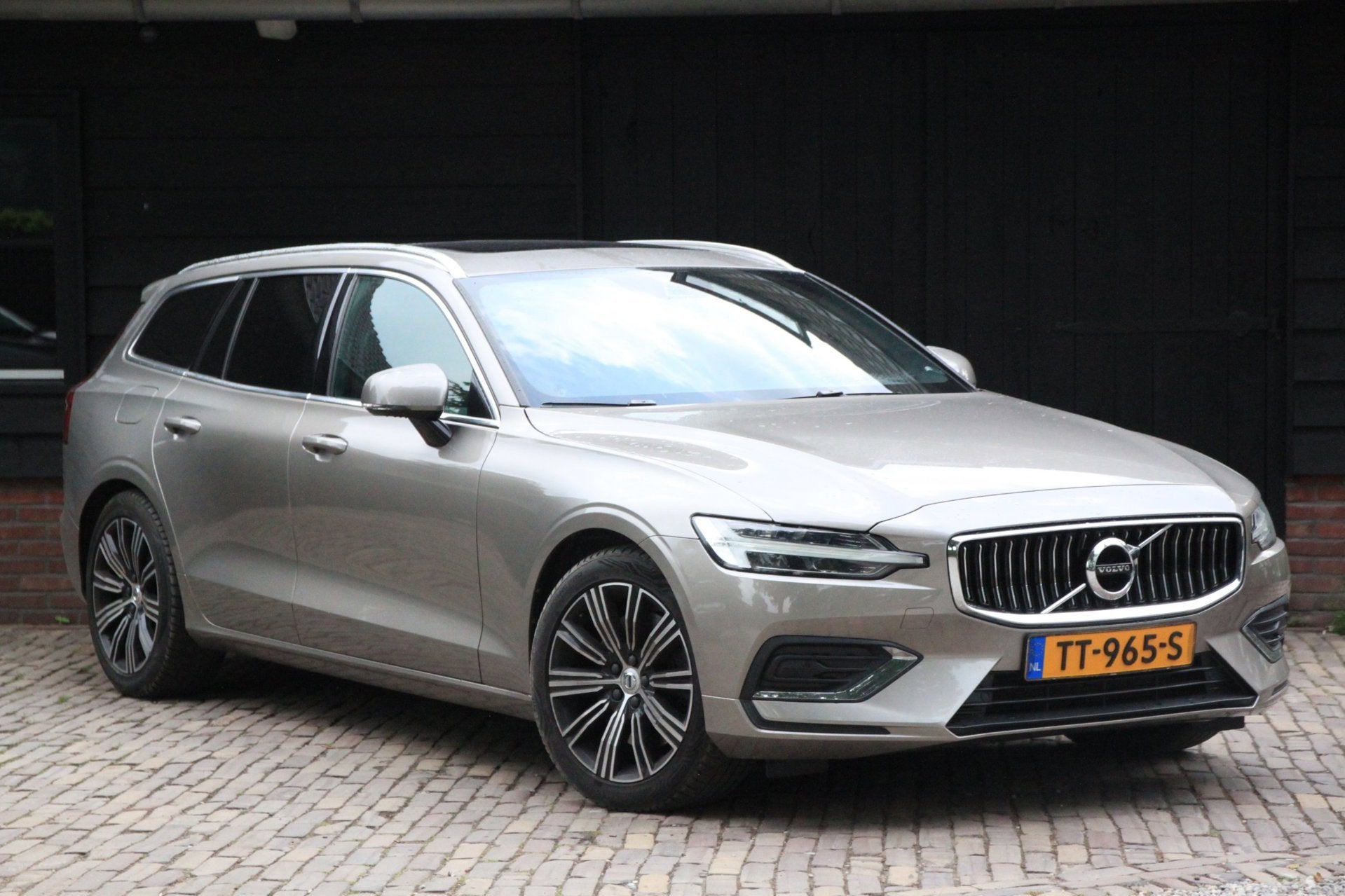 Volvo V60 2.0 T5 Inscription Panorama-Elek,Dak/Leer/Camera/T, 15 km/l, 4 cilinders, 1969 cc, 93 €/maand