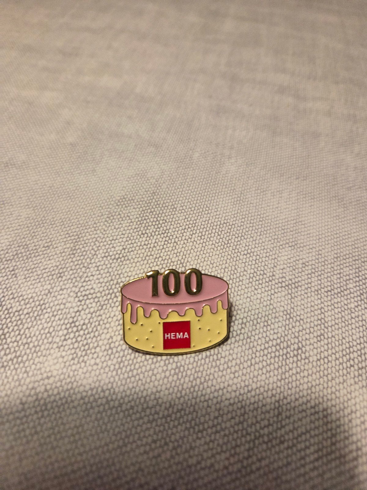 Hema 100 jaar jubileum speldje - Taart, Verzamelen, Speldjes, Pins en Buttons, Ophalen of Verzenden, Nieuw, Overige onderwerpen
