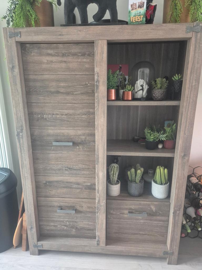 Mooie kast met open en dicht gedeelte. T.E.A.B, Ophalen, 100 tot 150 cm, Zo goed als nieuw, 150 tot 200 cm