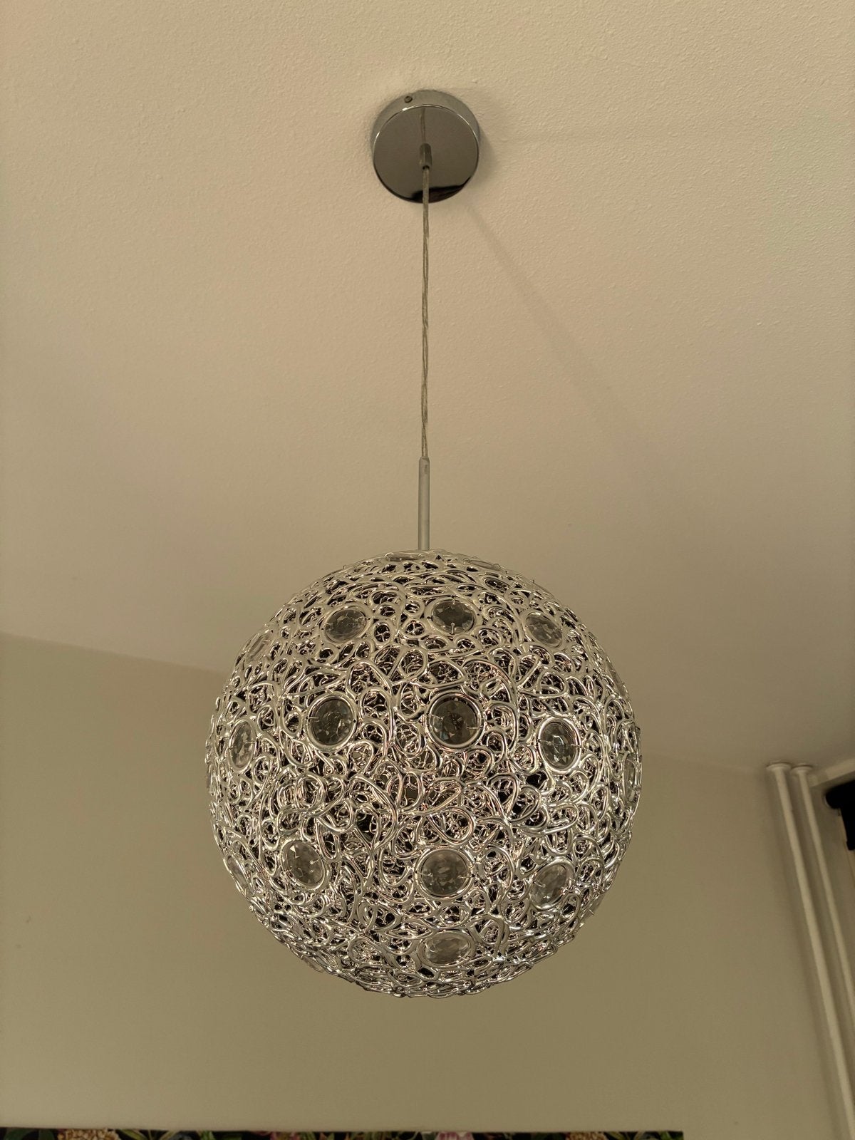 Zilverkleurige bolvormige hanglamp met kristallen ornamenten, Ophalen, Gebruikt, Metaal