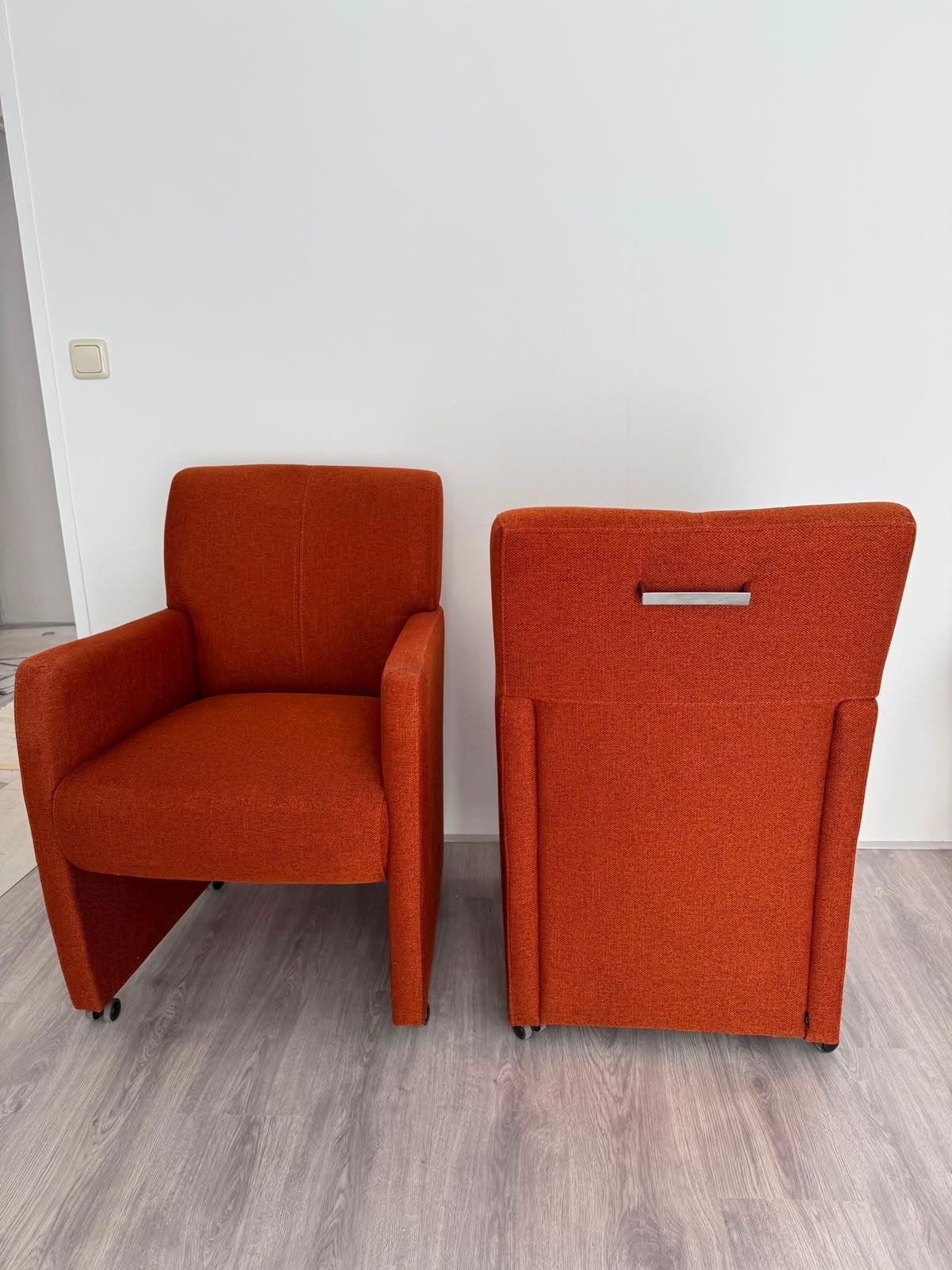 Twee comfortabele cognac kleur stoelen op wieltjes, Ophalen, Modern, Comfortabel, Gebruikt, Twee