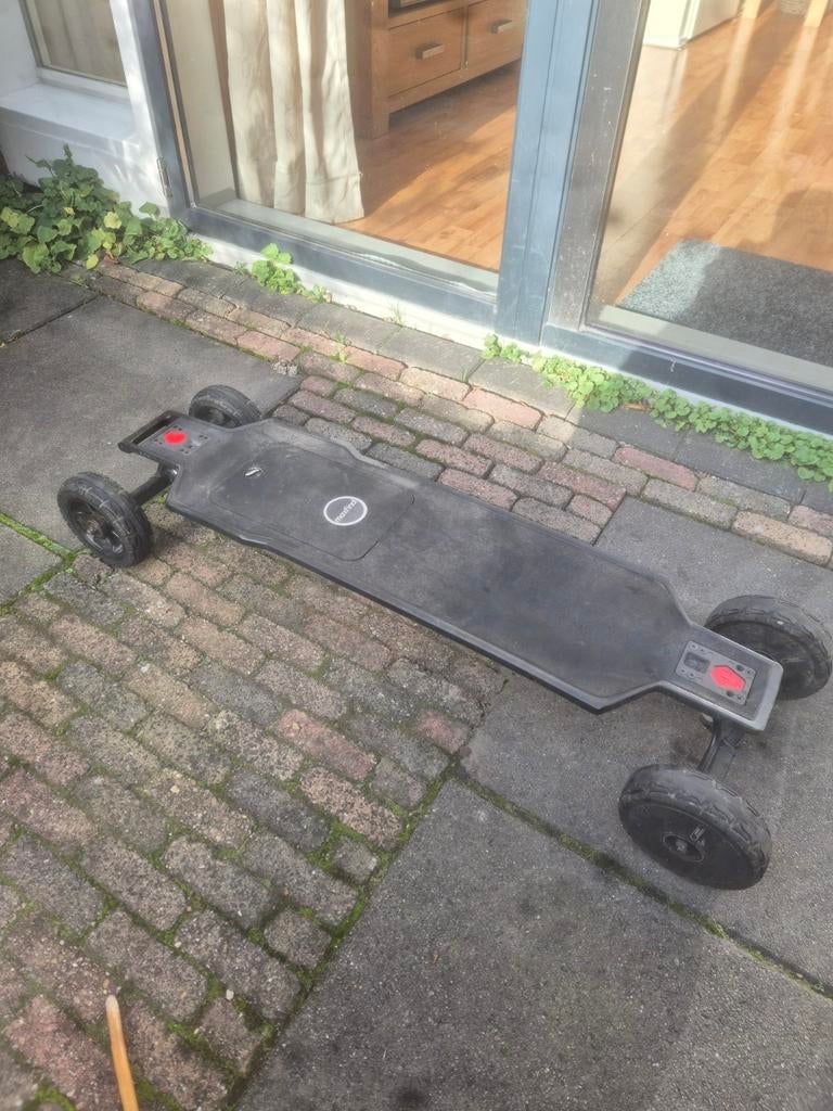 MAXFIND ELECTRIC FF AT SKATEBOARD NEEDS CABEL REPLACEMENT, Sport en Fitness, Skateboarden, Ophalen of Verzenden, Zo goed als nieuw