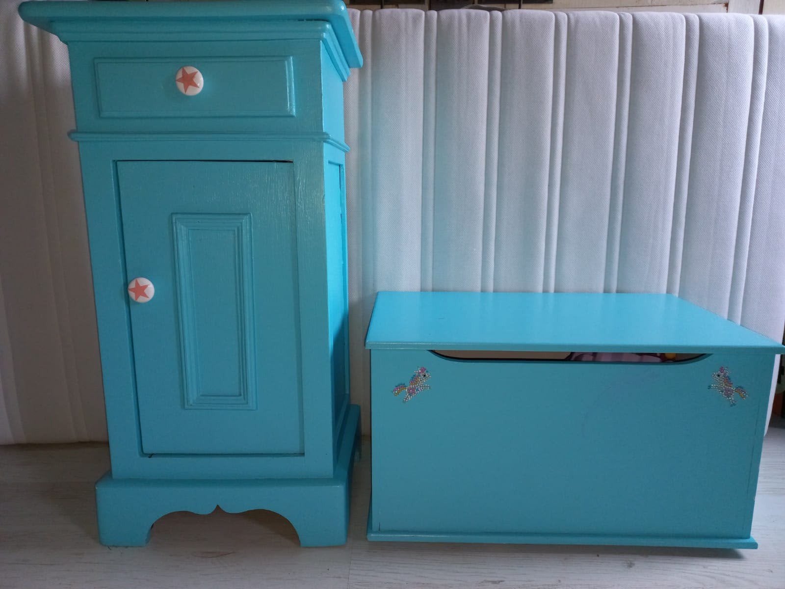 Nachtkastje en speelgoedkist in turquoise, Ophalen