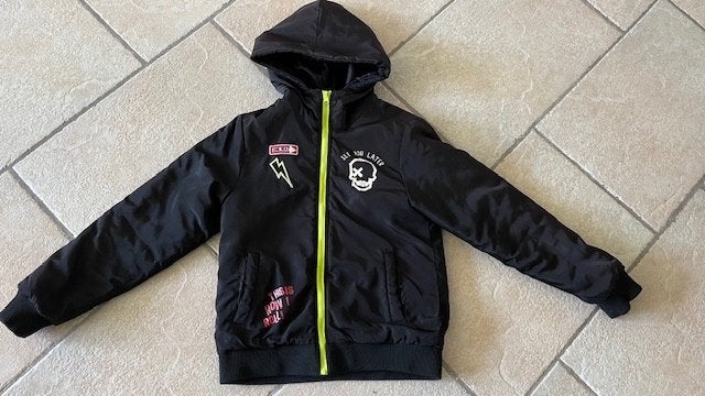Zwarte jas maat 146/152. De zijkanten een beetje gescheurd., Kinderen en Baby's, Kinderkleding | Maat 146, Ophalen of Verzenden
