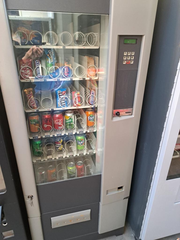 Fris / snack automaat compact model gekoeld, Ophalen, Gebruikt