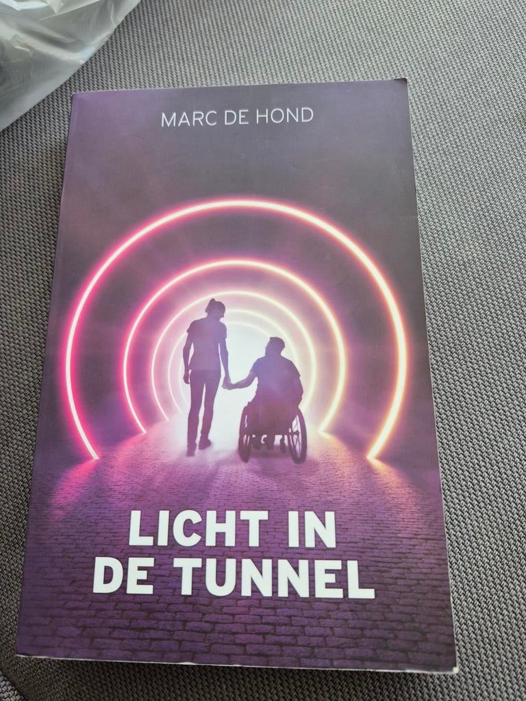 Licht in de Tunnel - Marc de Hond (Boek), Boeken, Ophalen of Verzenden, Gelezen, Marc de Hond, Nederland