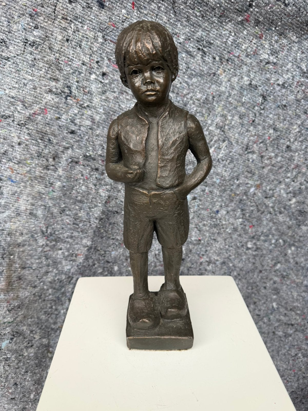 Geert kunen realistisch kinder beeld ontworpen 1982, Ophalen, 36 cm, Zo goed als nieuw, Overige kleuren