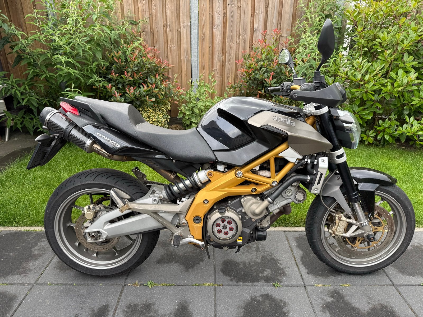 Aprilia Shiver 750 Naked Bike - Compleet met accessoires, 750 cc, 2 cilinders, Sportuitlaat, Gebruikt