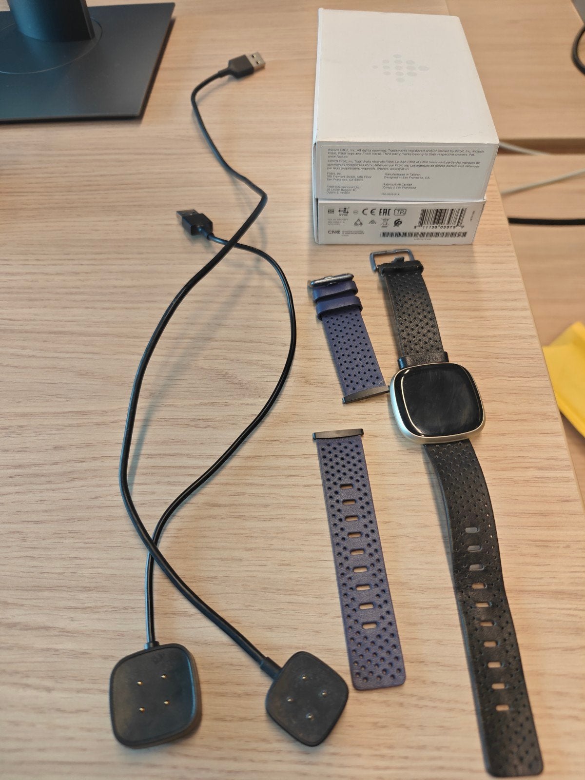 Fitbit Versa 3 Smartwatch - Goud met Zwart Bandje, Ophalen, Gebruikt, Zwart, Fitbit
