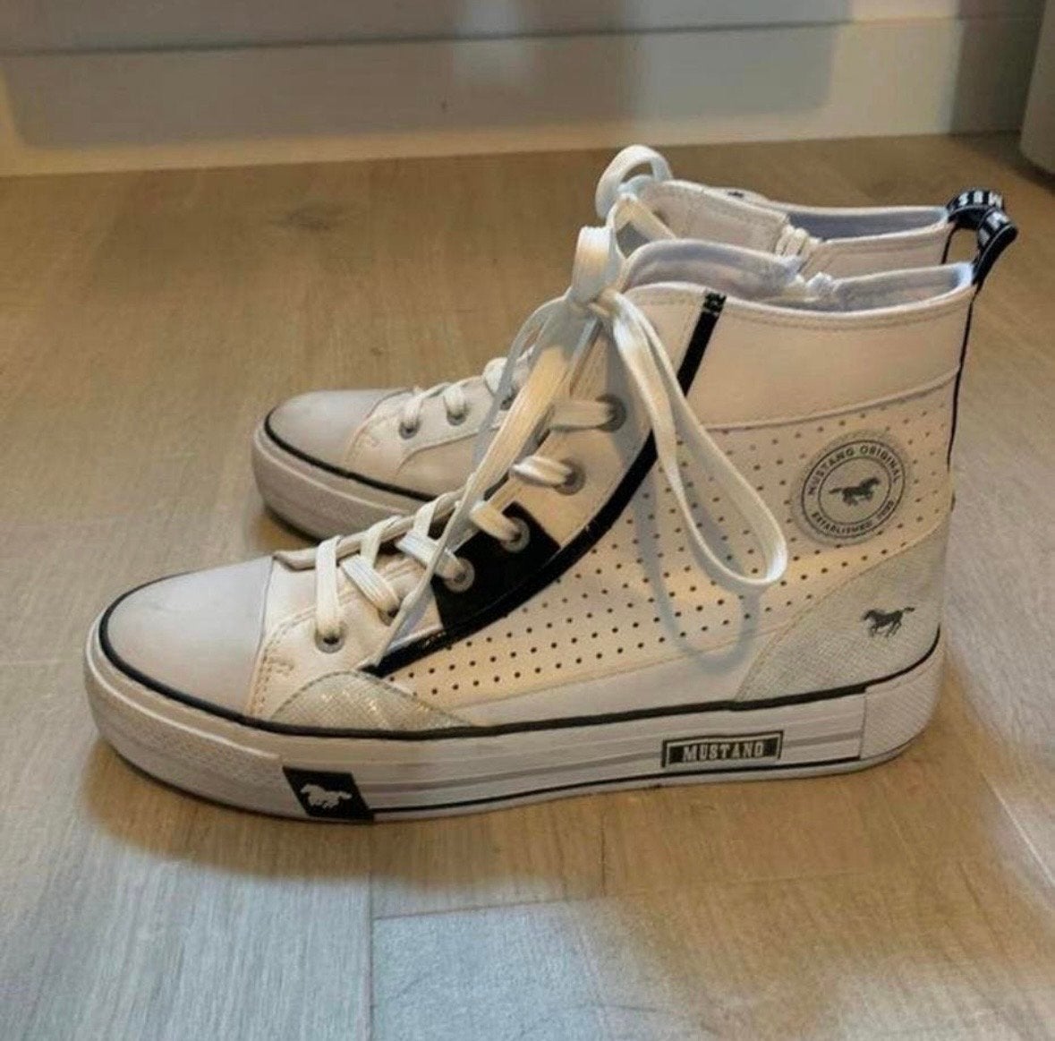 Mustang witte hoge sneakers - Maat 39 - Z.g.a.n., Wit, Ophalen of Verzenden, Sneakers of Gympen, Zo goed als nieuw