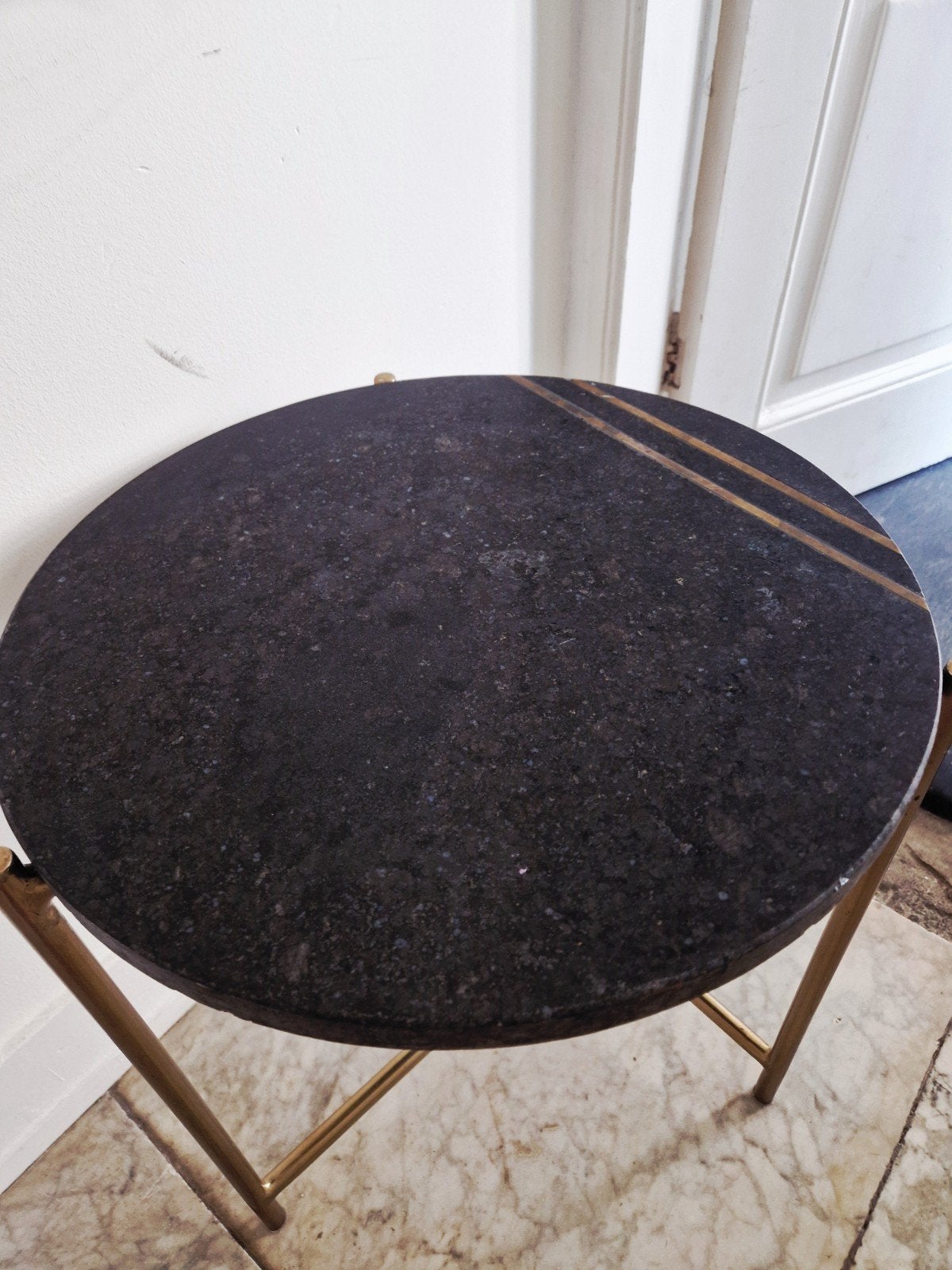 Ronde marmeren bijzettafel met messing onderstel, Overige materialen, Minder dan 55 cm, Gebruikt, Rond