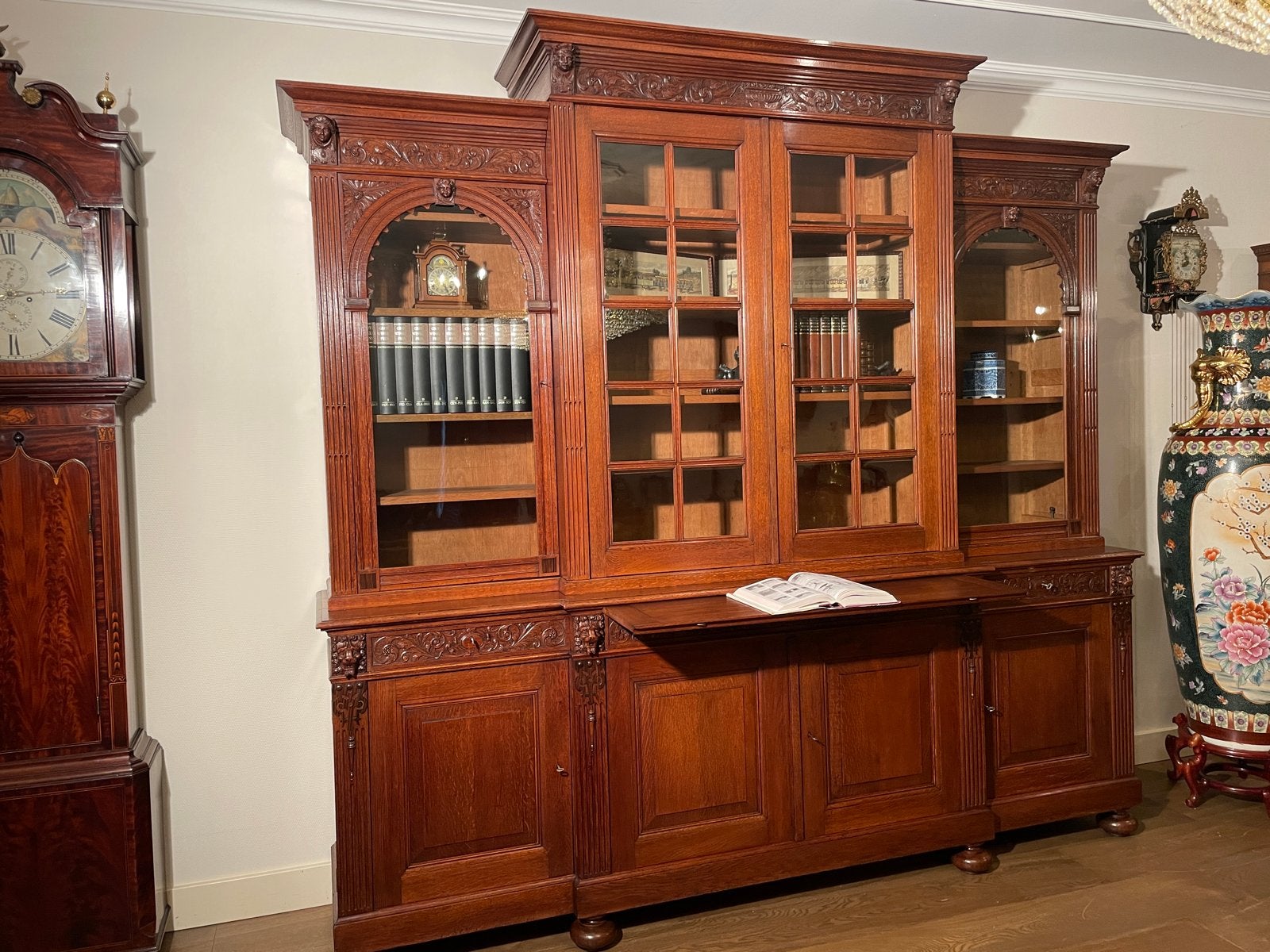 Antieke Hollandse Eiken Bibliotheekkast met Houtsnijwerk, Antiek en Kunst, Ophalen