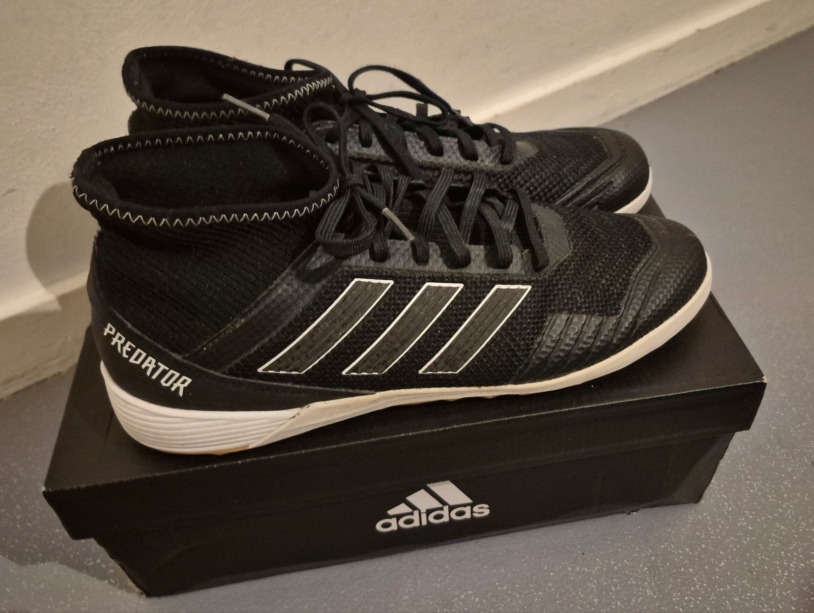 Adidas Predator Tango 18.3 zaalschoenen maat 431/3 in nieuws, Kleding | Heren, Schoenen, Ophalen of Verzenden, Zo goed als nieuw