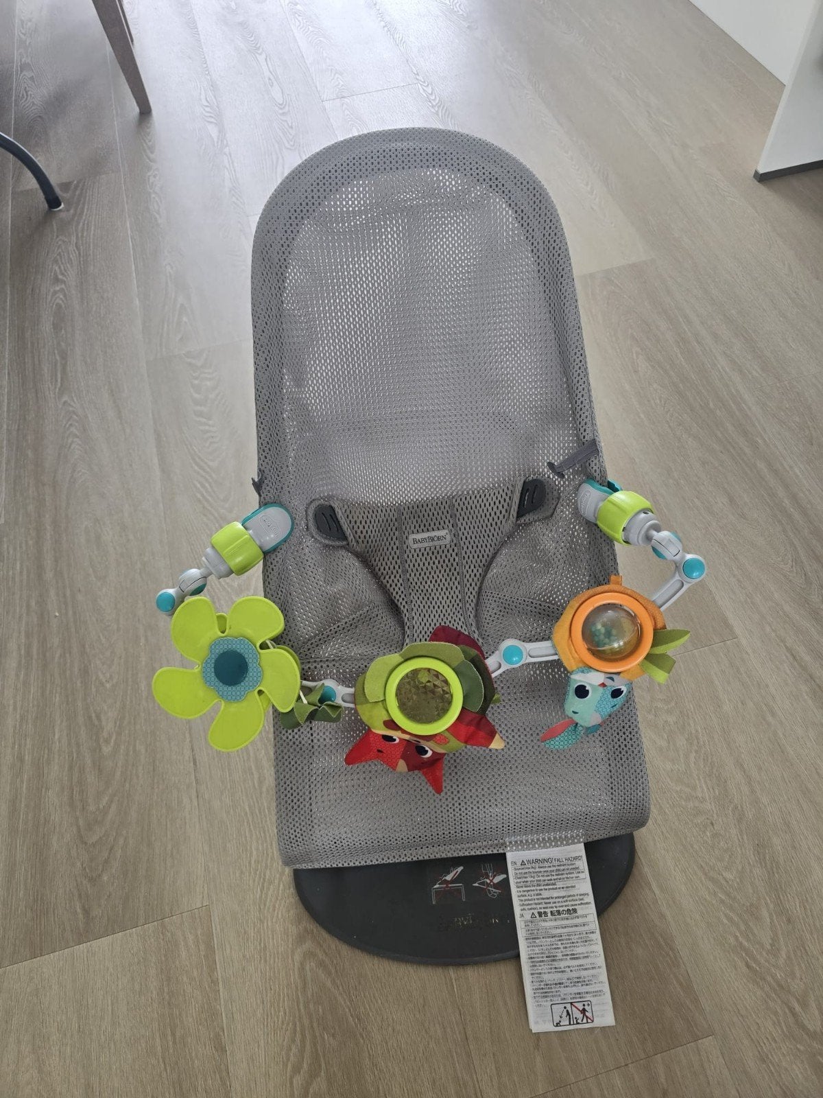 BabyBjörn Wipstoel Bliss Mesh Antraciet met speelboog, Ophalen, Zo goed als nieuw