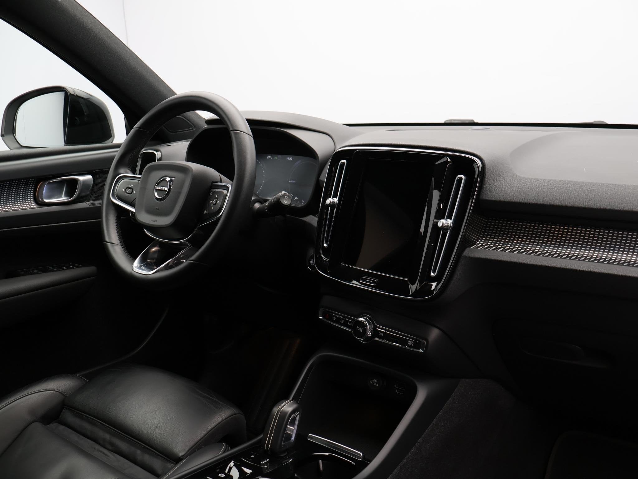 Volvo XC40 1.5 T4 Recharge R-Design / Leder / Stoel- + Stuur, Auto's, Volvo, 1712 kg, Met garantie (alle), Leder en Stof, Wit