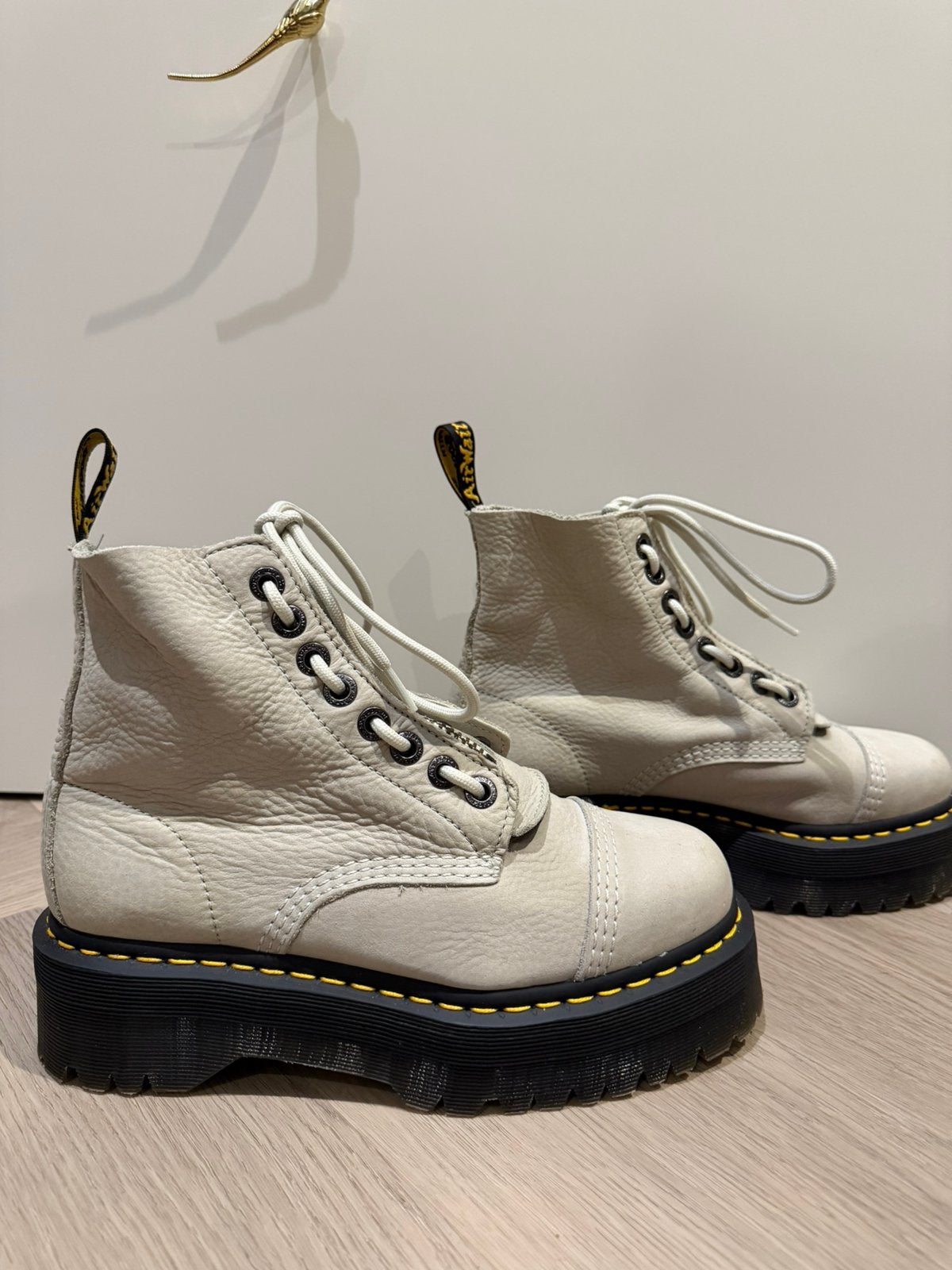 Dr Martens Sinclair Tumbled Nubuck Platform Laarzen, Kleding | Dames, Lage of Enkellaarzen, Ophalen of Verzenden, Zo goed als nieuw
