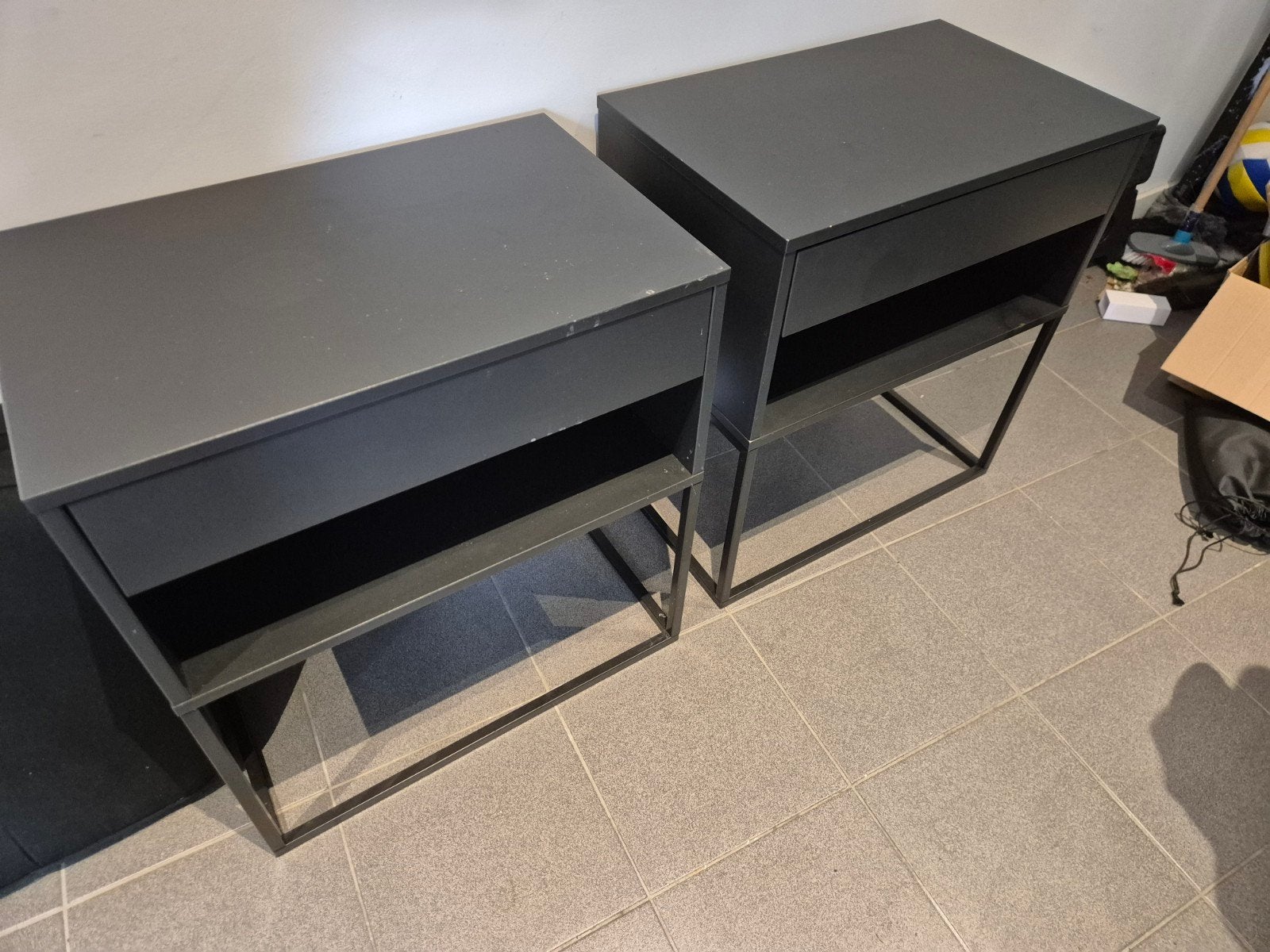 ikea nachtkastje vikhammer sidetable 2 stuks, Ophalen, Gebruikt, 55 tot 70 cm, 45 tot 65 cm