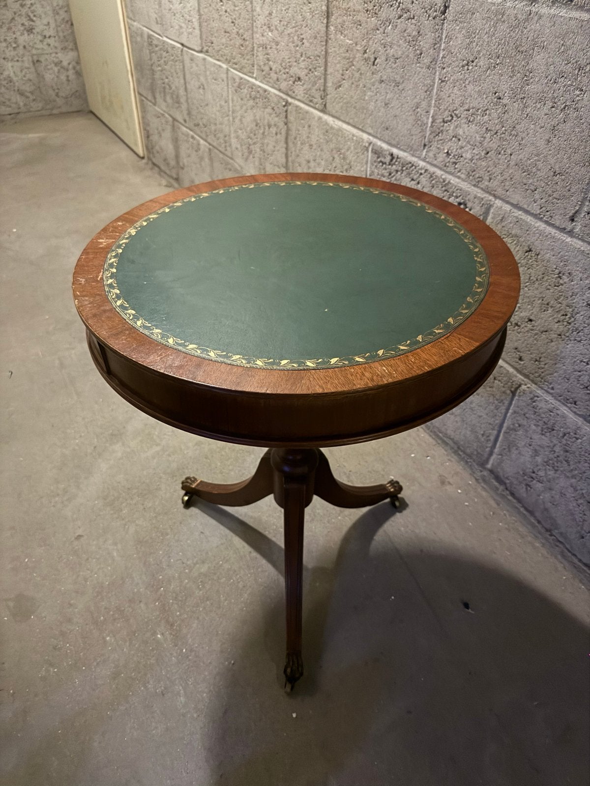 Antiek houten tafeltjes (2x) met groen leren blad, Antiek en Kunst, Antiek | Meubels | Tafels, Ophalen