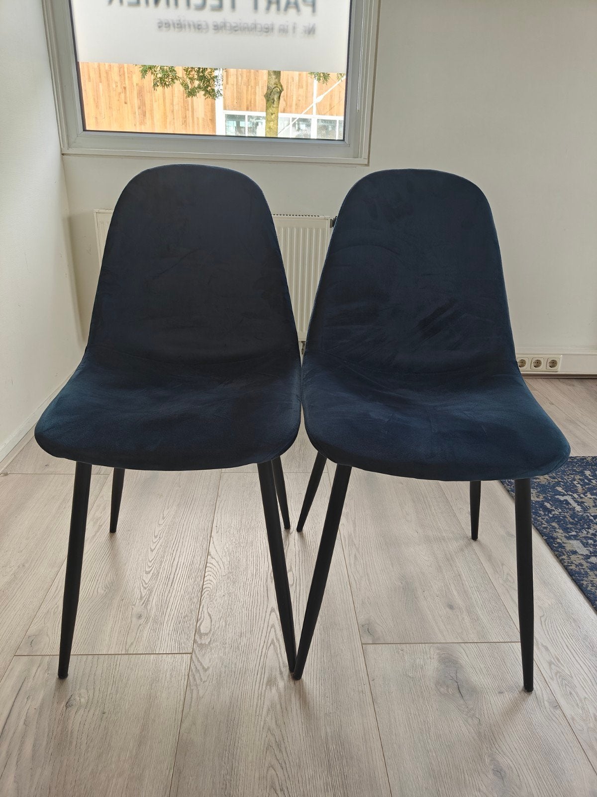 2x Donkerblauwe fluwelen eetkamerstoelen, Huis en Inrichting, Stoelen, Ophalen, Twee, Modern, Scandinavisch, Blauw