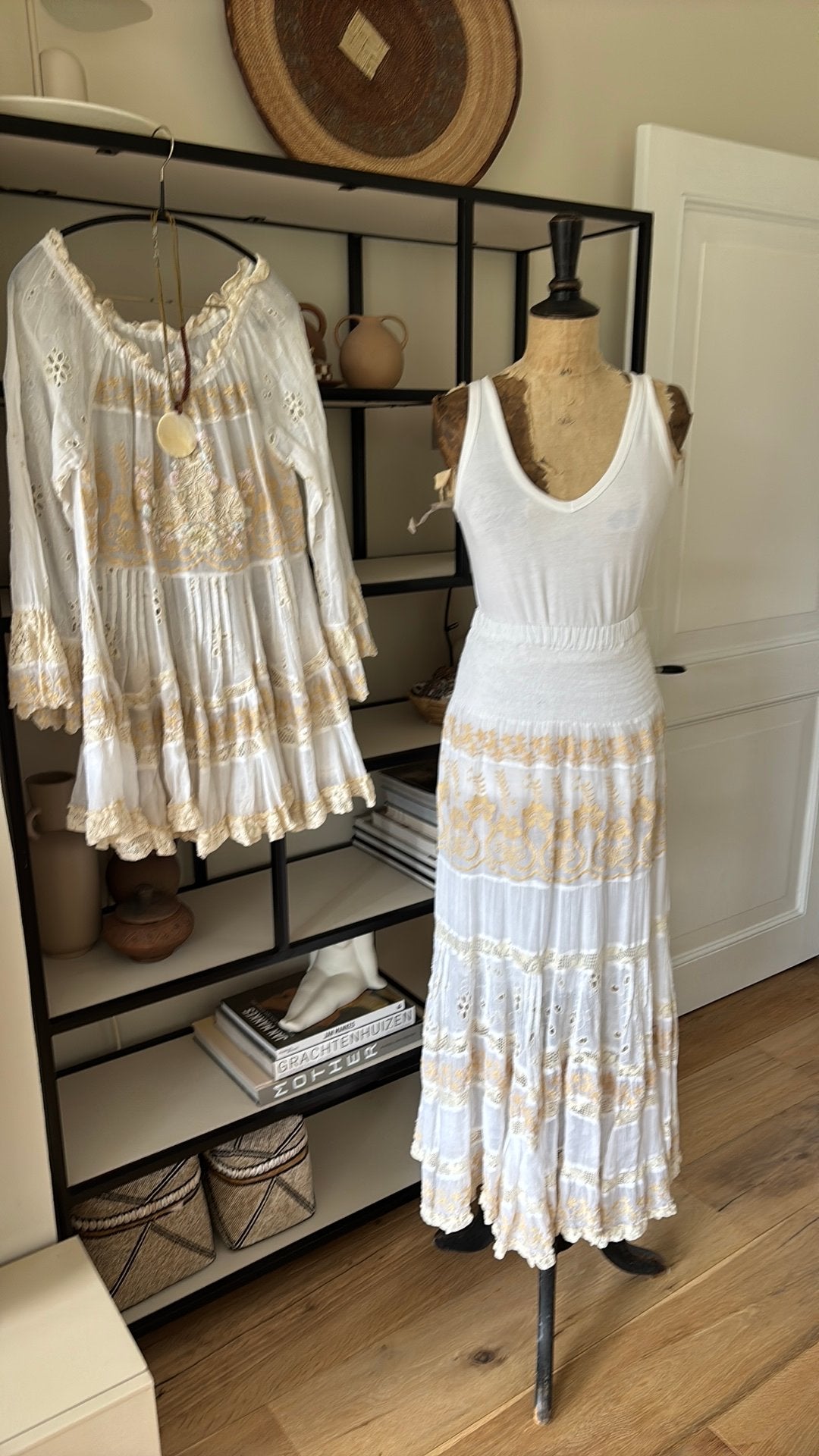 Gado Gado Ibiza jurk M kostbaar apart met bloemen., Kleding | Dames, Rokken, Maat 38/40 (M), Verzenden, Wit, Nieuw
