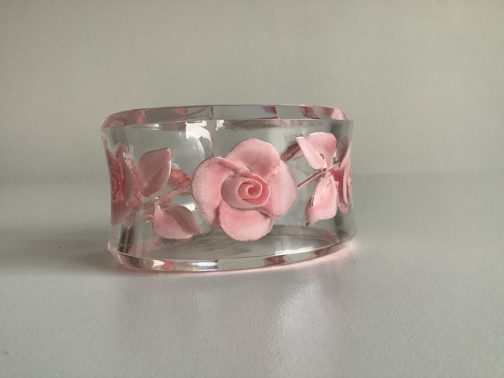 Zeldzame brede vintage carved lucite armband / bangle, Sieraden, Tassen en Uiterlijk, Ophalen of Verzenden, Zo goed als nieuw