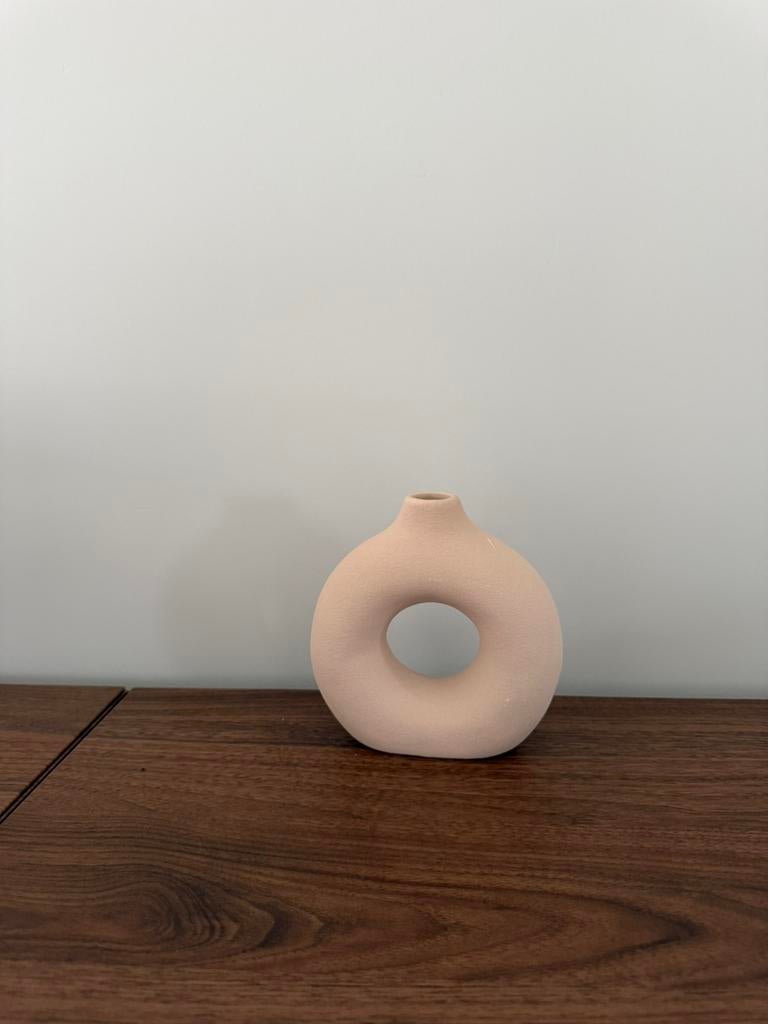 Beige donut vaasje, Huis en Inrichting, Woonaccessoires | Vazen, Ophalen of Verzenden, Nieuw