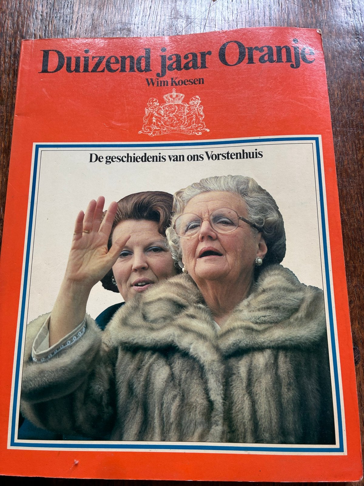 DUIZEND JAAR ORANJE - De geschiedenis van ons Vorstenhuis, Ophalen of Verzenden, 20e eeuw of later, Gelezen