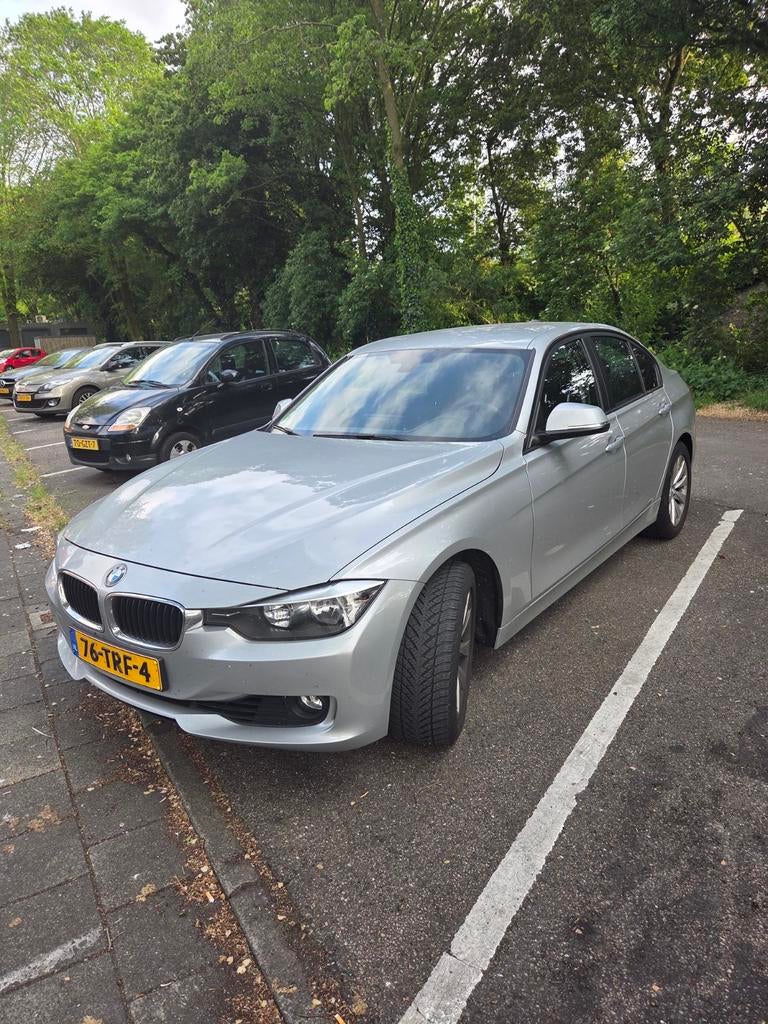 BMW 3-Serie 2.0IX 320 135KW Aut8 (f30) 2012 Grijs, Auto's, Achterwielaandrijving, 4 cilinders, Origineel Nederlands, 75 €/maand