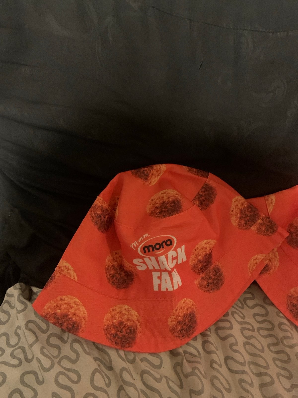 2 Mora Snack Fan Hoedjes - Oranje Bucket Hats, Ophalen of Verzenden, Nieuw, One size fits all, Hoed