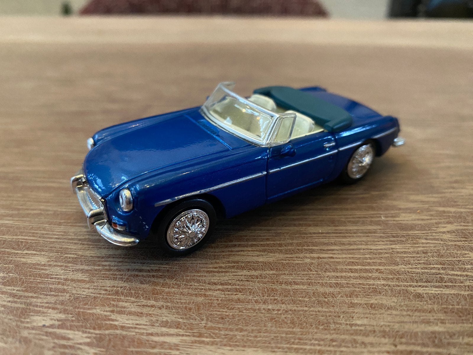New-Ray MGB Roadster 1967 – 1:43 – metallic blauw, Hobby en Vrije tijd, Ophalen of Verzenden, Zo goed als nieuw, Auto, Overige merken