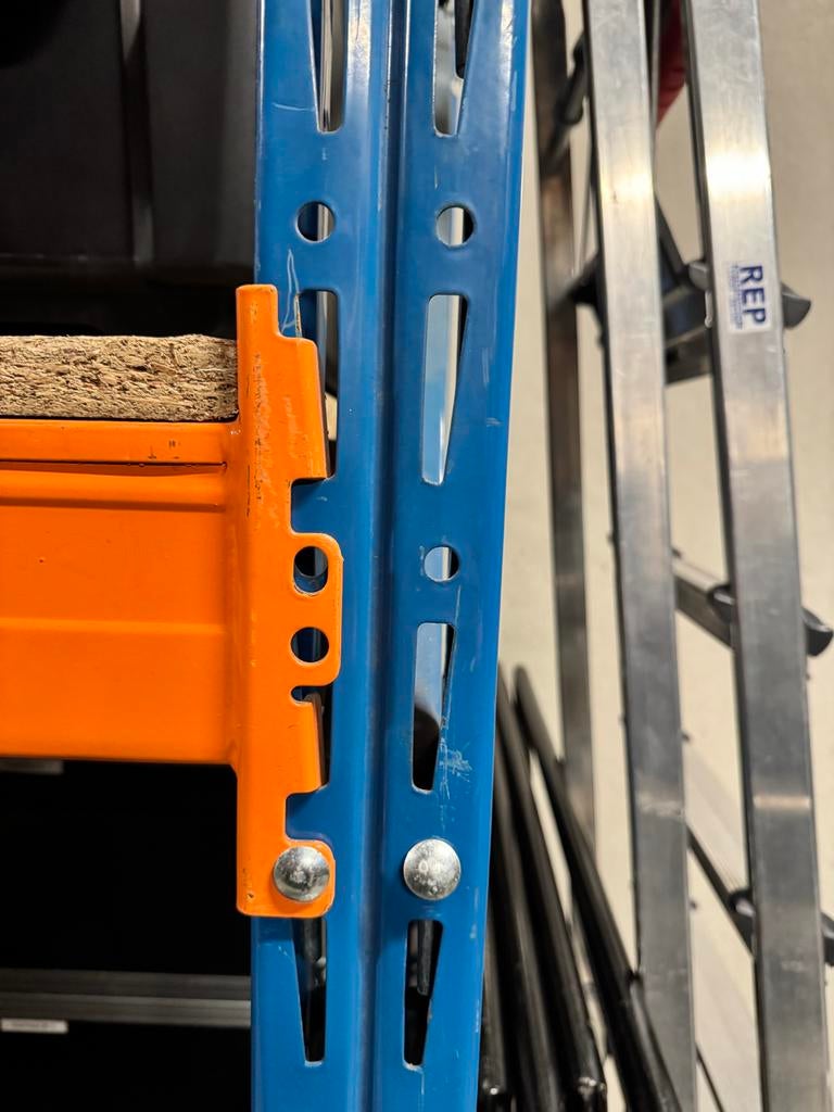 Gezocht: Palletstelling 300 cm hoog, liggers 270 cm, Ophalen