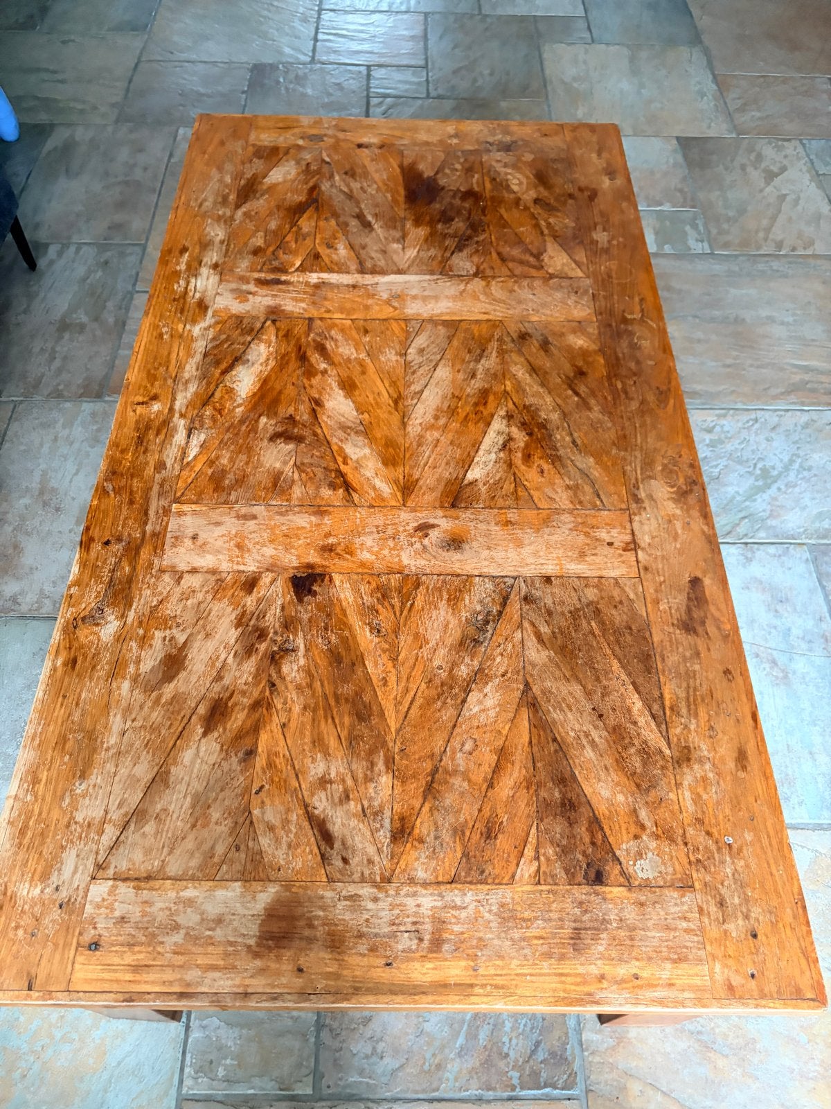 Massief houten salontafel met visgraatpatroon teak, Huis en Inrichting, Ophalen, Gebruikt, 100 tot 150 cm, 50 tot 100 cm