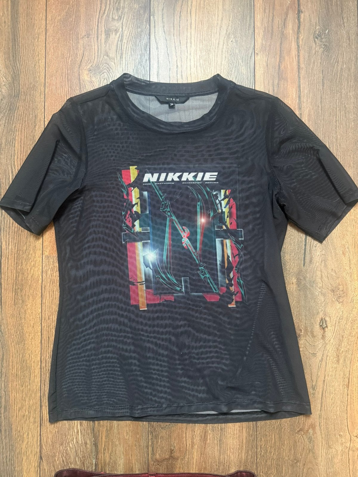 Stoer zwart Nikkie topje met print in maat 34., Zwart, Ophalen of Verzenden, Zo goed als nieuw, Korte mouw