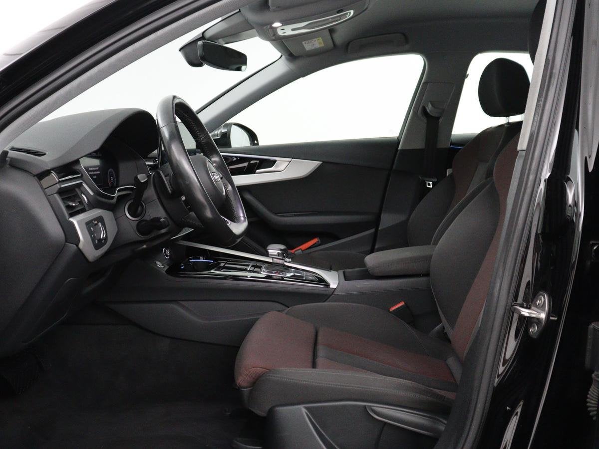 Foto 3 van Audi A4 Limousine 35 TFSI Launch edition Business | Cruise c